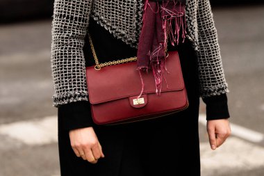 Paris, Fransa - 24 Ocak 2024: Kadın Chanel çanta giyiyor, sokak tarzı detaylar, moda kıyafeti ayrıntıları.