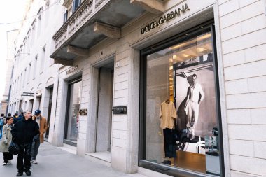 Milan, İtalya - Nisan 08, 2025: Milano 'da Dolce ve Gabbana butik dış görünüşlü moda gösterileri ve yaya geçişleri ile. Lüks perakende mağaza önü.