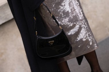 Milan, İtalya - 14 Ocak 2024: Prada 'dan Cleo marka çanta giyen adam, sokak tarzı el çantası ayrıntıları, moda kıyafeti ayrıntıları