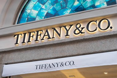 Milan, İtalya - Nisan, 08, 2025: Tiffany and Co. mağazasının dışı Milano 'da. Taş cephede, üzerinde mavi kemerli cam olan lüks mücevher tabelaları..