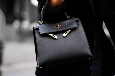 Paris, Fransa - 29 Şubat 2024: Kadın Hermes Kelly çantası giyiyor, moda blogcusu kıyafetleri, sokak tarzı.