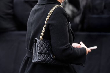 Paris, Fransa - 24 Ocak 2024: Kadın Chanel çanta giyiyor, sokak tarzı detaylar, moda kıyafeti ayrıntıları.