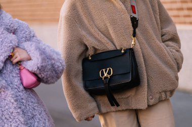 Milan, İtalya - 25 Ocak 2024: Kadın Valentino giyiyor, moda blogcusu kıyafetleri, sokak tarzı