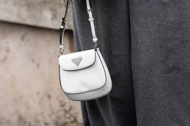Milan, İtalya - 22 Şubat 2024: Kadın Prada Cleo çanta, moda blogcusu kıyafet ayrıntıları, sokak tarzı