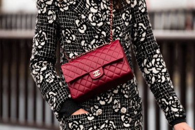 Paris, Fransa - 24 Ocak 2024: Kadın Chanel çanta giyiyor, sokak tarzı detaylar, moda kıyafeti ayrıntıları.