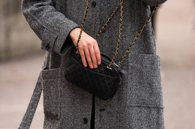Paris, Fransa - 24 Ocak 2024: Kadın Chanel çanta giyiyor, sokak tarzı detaylar, moda kıyafeti ayrıntıları.