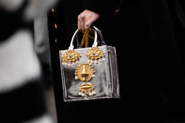Paris, Fransa - Ocak 22, 2024: Kadın nakışlı mücevher giyiyor Schiaparelli çanta, moda blogcusu kıyafet detayları, sokak tarzı