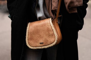 Milan, İtalya - 25 Mart 2024: Kadın örgü çanta takıyor. Moda kıyafetleri ayrıntıları, sokak tarzı