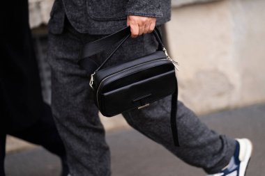 Milan, İtalya - 14 Ocak 2024: adam siyah deri çanta giyiyor. Moda kıyafetleri, sokak tarzı.