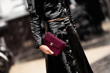 Paris, Fransa - 24 Ocak 2024: Kadın Chanel çanta giyiyor, sokak tarzı detaylar, moda kıyafeti ayrıntıları.