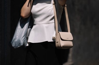 Milan, İtalya - 19 Haziran 2023: Kadın Giorgio Armani küçük deri La Prima çanta giyiyor. Moda kıyafetleri, sokak tarzı.