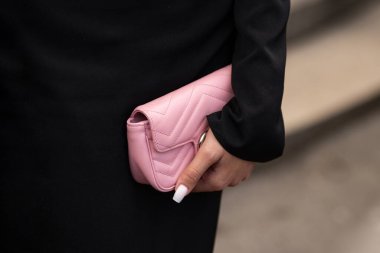 Milan, İtalya - 25 Mart 2024: Kadınlar Gucci pembe debriyaj kullanıyor. Moda kıyafetleri, sokak tarzı.