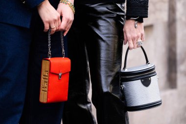 Milan, İtalya - 28 Mart 2024: Kadınlar Balla ve Louis Vuitton Cannes çanta giyer. Moda kadını kıyafet ayrıntıları, sokak tarzı.