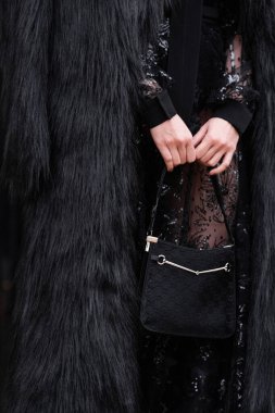 Milan, İtalya - 25 Mart 2024: Kadınlar Gucci Horsebit ince omuz çantası giyerler. Moda kıyafetleri, sokak tarzı.