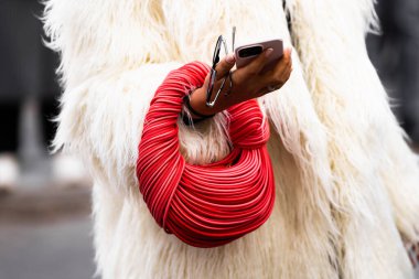 Milan, İtalya - 25 Mart 2024: Kadın Bottega Veneta Mini Jodie kırmızı çanta giyiyor. Moda kıyafetleri, sokak tarzı.