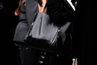 Milan, İtalya - 25 Mart 2024: Kadın Chloe Medium Milo buzağı derisi çanta giyiyor. Moda kıyafetleri, sokak tarzı.