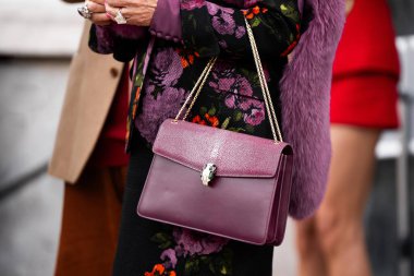 Milan, İtalya - 25 Mart 2024: Kadın Bvlgari Serpenti Forever Bag giyiyor. Moda kıyafetleri, sokak tarzı.