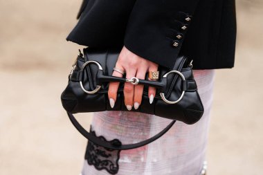Milan, İtalya - 28 Mart 2024: Zarif kadın Gucci Horsebit omuz çantası takıyor. Moda kıyafetleri ayrıntıları, sokak tarzı