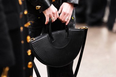 Paris, Fransa - 22 Ocak 2024: Kadınlar Schiaparelli siyah el çantası takıyor. Moda kıyafetleri, sokak tarzı.