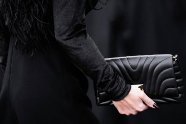 Milan, İtalya - 25 Mart 2024: Kadın Givenchy yumuşak küçük çanta giyer. Moda kıyafetleri, sokak tarzı.
