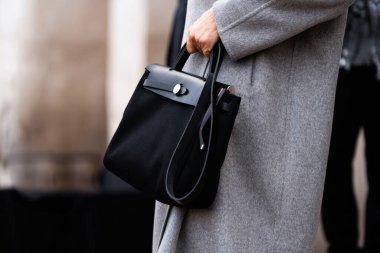 Milan, İtalya - 25 Mart 2024: Kadın Hermes Herbag Zip 31 Bag giyiyor. Moda kıyafetleri, sokak tarzı.