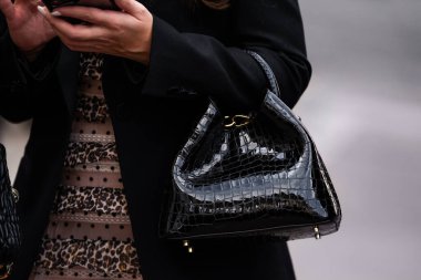 Milan, İtalya - 25 Mart 2024: Kadın Elleme Raisin timsah desenli deri omuz çantası giyiyor. Moda kıyafetleri, sokak tarzı.