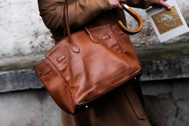 Milan, İtalya - 28 Mart 2024: Kadın Hermes Birkin 35 deri çanta giyiyor. Moda kıyafetleri ayrıntıları, sokak tarzı
