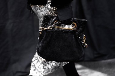 Milan, İtalya - 25 Mart 2024: Kadın, Louis Vuitton Monogram Motard giyiyor. Moda kıyafetleri, sokak tarzı.