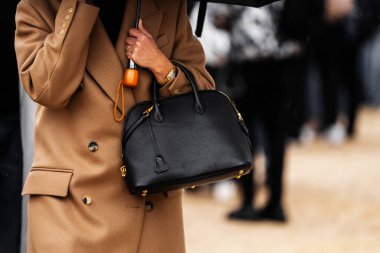 Milan, İtalya - 28 Mart 2024: Kadın siyah Hermes Bolide çanta giyiyor. Moda kıyafetleri ayrıntıları, sokak tarzı