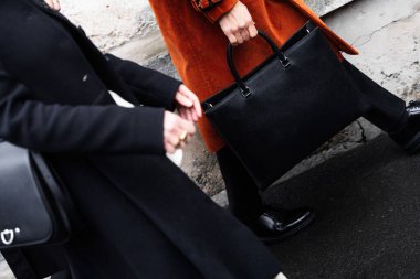 Milan, İtalya - 28 Mart 2024: Kadın Prada alışveriş çantası takıyor. Moda kadını kıyafet ayrıntıları