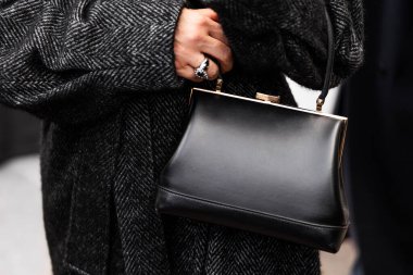 Milan, İtalya - 25 Mart 2024: Kadın Anine Bing siyah mini Elly çanta giyiyor. Moda kıyafetleri, sokak tarzı.