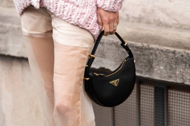 Milan, İtalya - 22 Şubat 2024: Kadın Prada Arque çanta giyiyor, moda blogcusu kıyafet ayrıntıları, sokak tarzı.