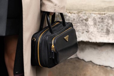 Milan, İtalya - 22 Şubat 2024: Kadın Prada çanta giyiyor, moda blogcusu kıyafetleri, sokak stili