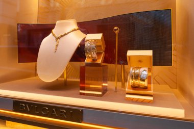 Milan, İtalya - 08 Nisan 2025: BVLGARI mücevher vitrinleri. Serpenti kolye, altın bilezikler ve lüks saat. Milan butik kapanış vitrini.
