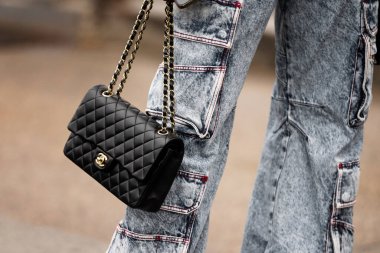 Paris, Fransa - 24 Ocak 2024: Kadın Chanel çanta giyiyor, sokak tarzı detaylar, moda kıyafeti ayrıntıları.