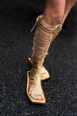 Paris, Fransa - 29 Şubat 2024: Kadın Rabanne ayakkabısı giyiyor, sokak tarzı detaylar, moda kıyafeti ayrıntıları..