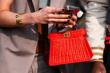 Milan, İtalya - 21 Şubat 2024: Kadın Fendi Peekaboo çantası giyiyor, moda blogcusu kıyafeti ayrıntıları, sokak tarzı.