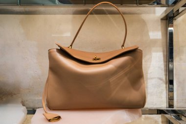 Milan, İtalya - Nisan 08, 2025: Üst kanat ve altın tokalı deri Balenciaga Rodeo omuz çantası. Milan butiğinde sergileniyor. Yumuşak asgari şekil. Zarif nötr ton.