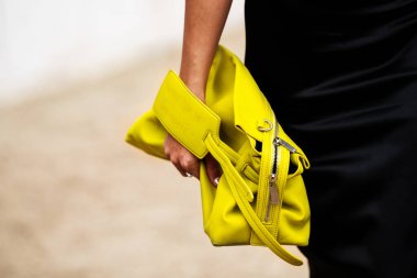 Paris, Fransa - 28 Şubat, 2024: Kadın Off-White çanta giyiyor, moda blogcusu kıyafeti ayrıntıları, sokak tarzı