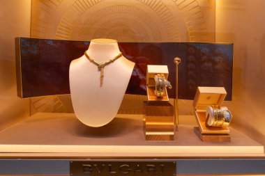 Milan, İtalya - 08 Nisan 2025: BVLGARI mücevher vitrinleri. Serpenti kolye, altın bilezikler ve lüks saat. Milan butik kapanış vitrini.