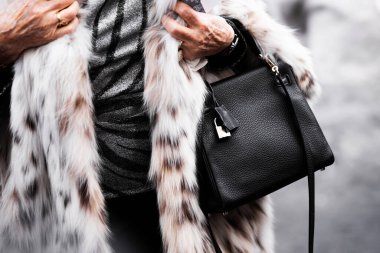 Paris, Fransa - 29 Şubat 2024: Kadın Hermes Kelly çantası giyiyor, moda blogcusu kıyafetleri, sokak tarzı.