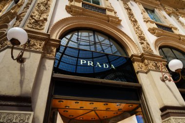 Milan, İtalya - 24.04.2024: Kadın giyim mağazasının vitrini olan Galleria Vittorio Emanuele, Milano 'nun merkezindeki alışveriş galerisinde bulunan Prada mağazası vitrini