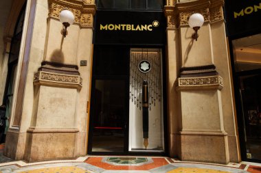 Milan, İtalya - 24.04.2024: Montblanc vitrini Milan 'ın merkezindeki alışveriş galerisinde, Galleria Vittorio Emanuele, giyim mağazasının vitrini