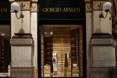 Milan, İtalya - 24.04.2024: Giorgio Armani mağazası Milan 'ın merkezindeki alışveriş galerisinde, Galleria Vittorio Emanuele, kadın giyim mağazasının vitrini
