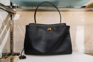 Milan, İtalya - Nisan 08, 2025: Butik rafında altın tokalı siyah deri Balenciaga Rodeo çanta. Minimum lüks aksesuar. Zarif zamansız tasarım. Milan 'ın içi.