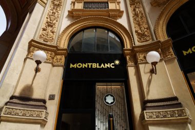 Milan, İtalya - 24.04.2024: Montblanc vitrini Milan 'ın merkezindeki alışveriş galerisinde, Galleria Vittorio Emanuele, giyim mağazasının vitrini