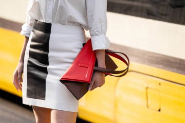 Milan, İtalya - 21 Şubat 2024: Kadın Fendi çantası giyiyor, moda blogcusu kıyafetleri, sokak tarzı