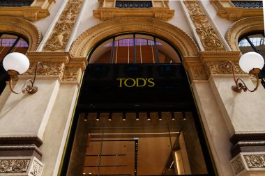 Milan, İtalya - 24.04.2024: Tods sergisi Milano 'nun merkezindeki alışveriş galerisinde, Galleria Vittorio Emanuele, giyim mağazasının vitrini
