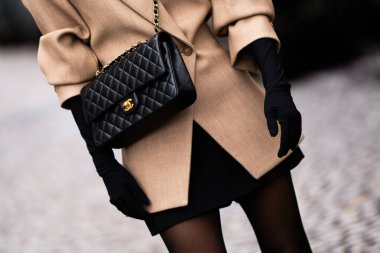 Paris, Fransa - 24 Ocak 2024: Kadın Chanel çanta giyiyor, sokak tarzı detaylar, moda kıyafeti ayrıntıları.