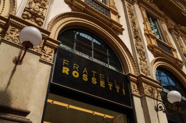 Milan, İtalya - 24.04.2024: Fratelli Rossetti mağazası Milan 'ın merkezindeki alışveriş galerisinde, Galleria Vittorio Emanuele, kadın giyim mağazasının vitrini